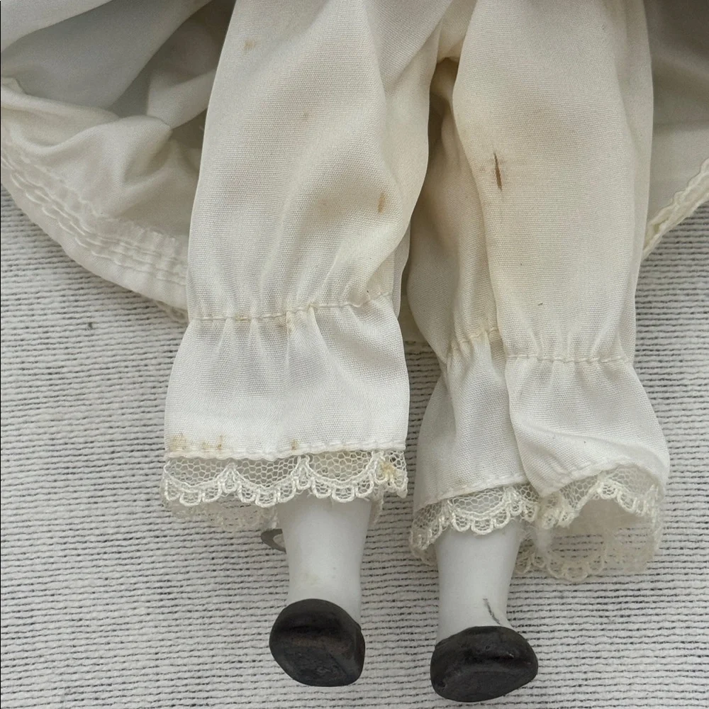 Vintage Elegant Rapunzel Doll with Braided Hair, velvet dress w/gold trim (mlb)